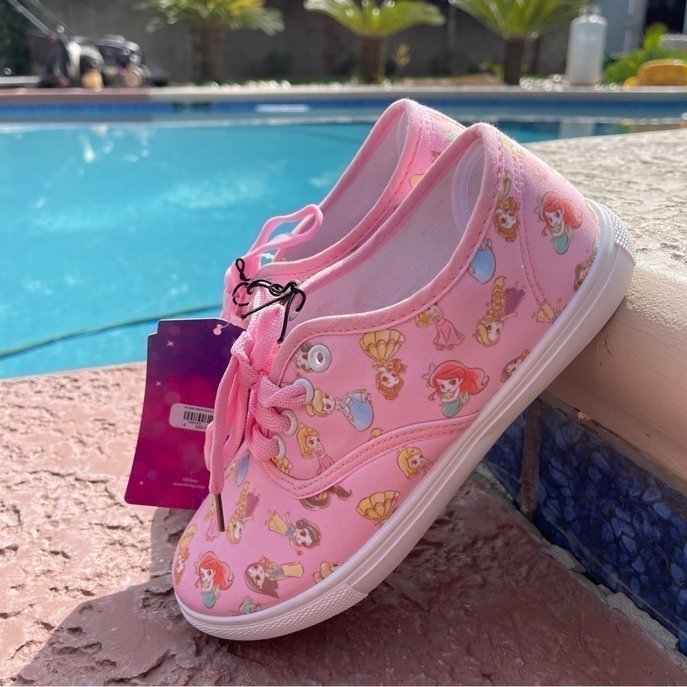 DISNEY PRINCESS CHIBI LACE-UP
SNEAKERS women size 6 new with tags